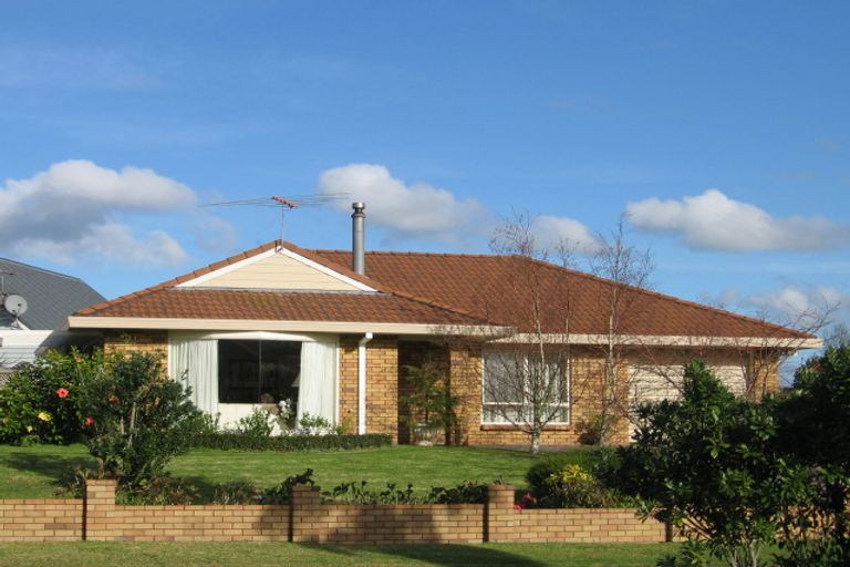 Photo of property in 194 Lakeside Drive, Orewa, 0931