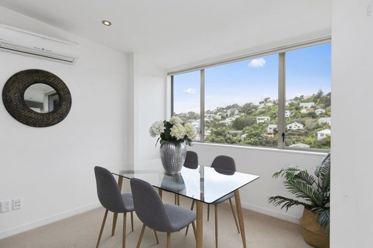 Photo of property in 32 Tiketike Way, Brooklyn, Wellington, 6021