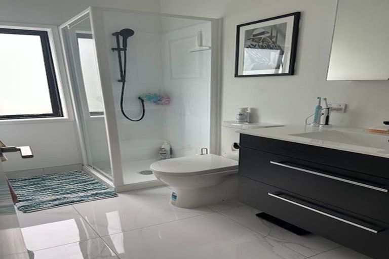 Photo of property in 1a Shamrock Lane, Te Atatu Peninsula, Auckland, 0610