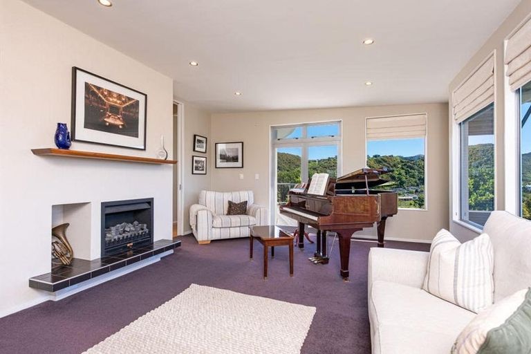 Photo of property in 9 Caughley Grove, Karori, Wellington, 6012