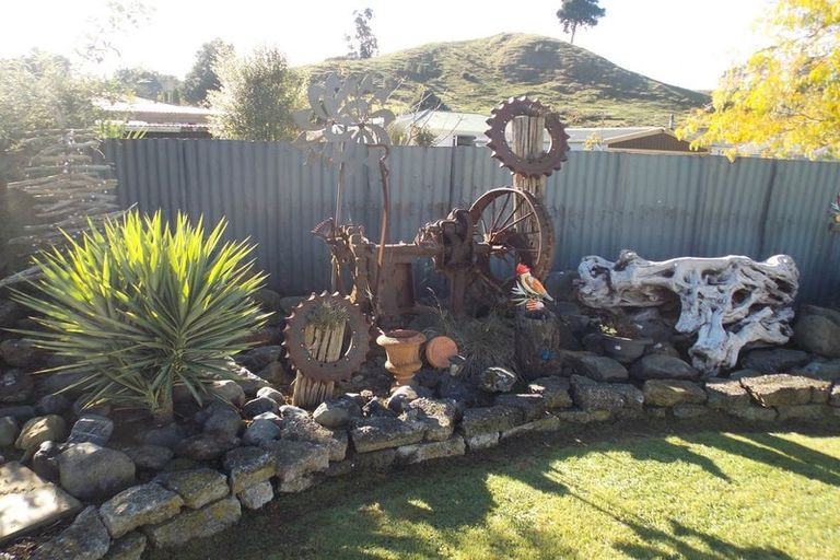 Photo of property in 16 Ongo Road, Hunterville, 4730