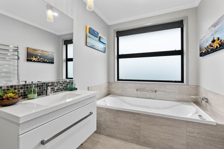 Photo of property in 18 Manurau Crescent, Merrilands, New Plymouth, 4312