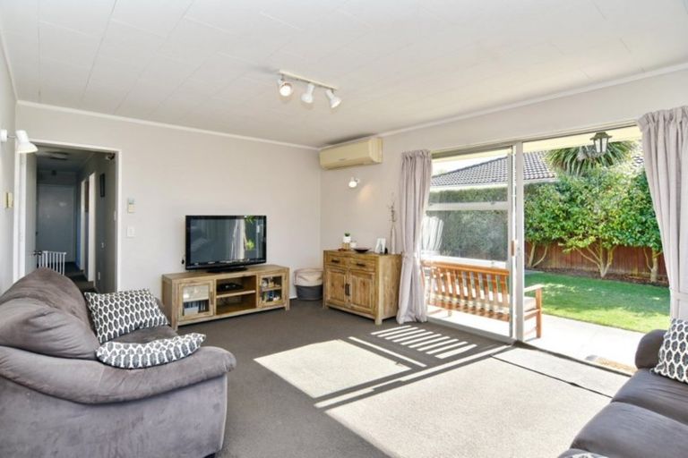 Photo of property in 10 Salford Avenue, Redwood, Christchurch, 8051