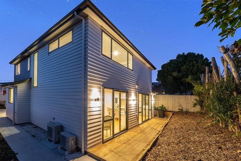 Photo of property in 27a Royal View Road, Te Atatu South, Auckland, 0610