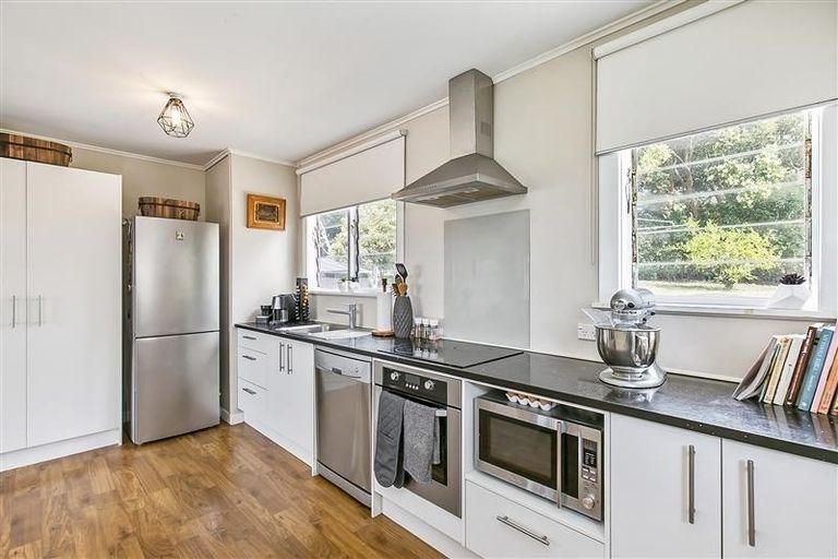 Photo of property in 15 Awaroa Road, Helensville, 0800