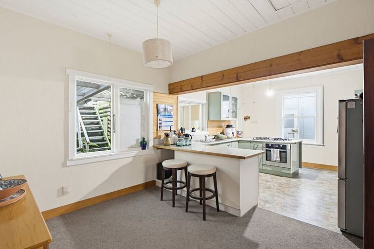 Photo of property in 9 Hawkhurst Road, Lyttelton, 8082