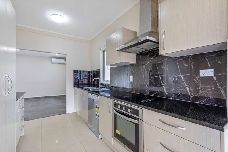 Photo of property in 73 Kenderdine Road, Papatoetoe, Auckland, 2025