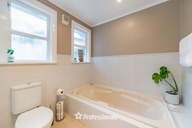 Photo of property in 14 Pinehaven Road, Pinehaven, Upper Hutt, 5019