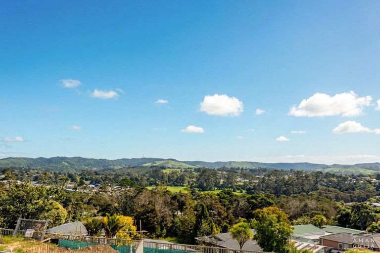 Photo of property in 15 Mara Way, Sunnyvale, Auckland, 0612