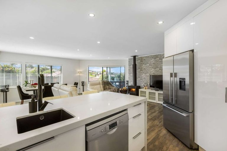 Photo of property in 2/100 Gosford Drive, Botany Downs, Auckland, 2010