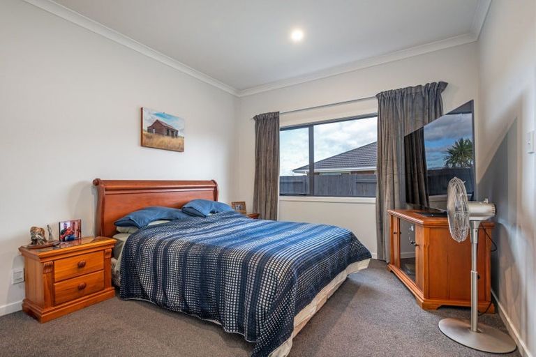 Photo of property in 8 Crabapple Close, Milson, Palmerston North, 4414