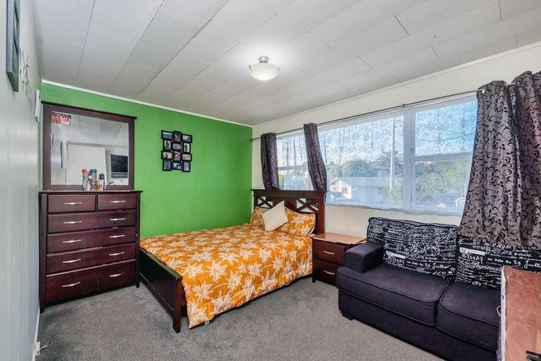 Photo of property in 33 Huruhuru Road, Massey, Auckland, 0614