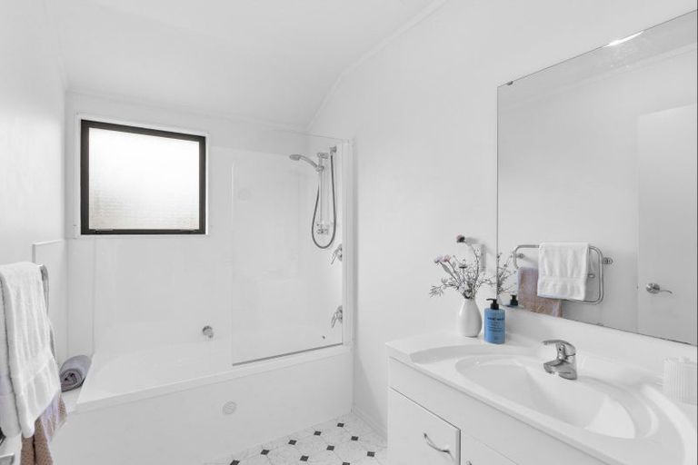 Photo of property in 115b Bartholomew Road, Levin, 5510