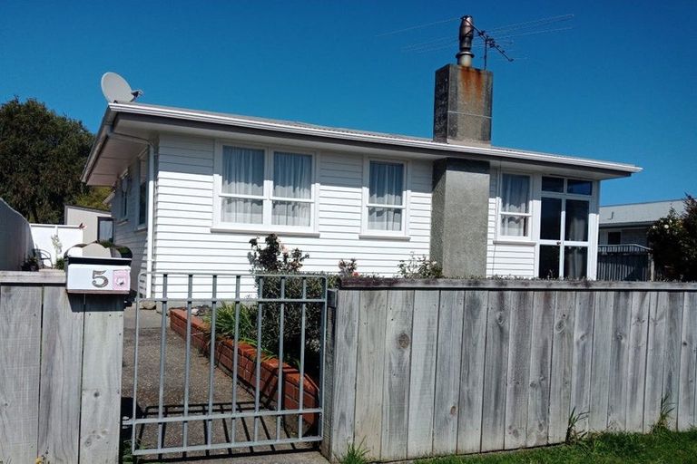 Photo of property in 5 Prestige Place, Maoribank, Upper Hutt, 5018