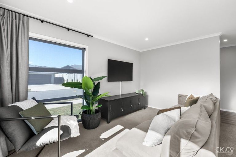 Photo of property in 7 Te Awa Rere Grove, Stokes Valley, Lower Hutt, 5019