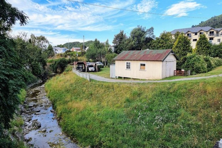 Photo of property in 53 Broadway, Picton, 7220