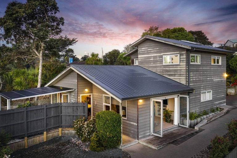 Photo of property in 11 Deane Avenue, Titirangi, Auckland, 0604