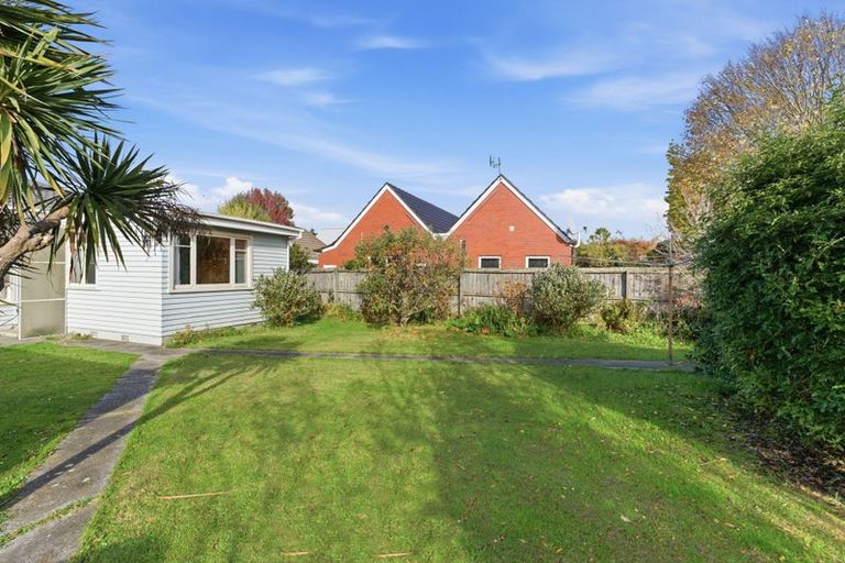 Photo of property in 48 Saint Andrews Square, Strowan, Christchurch, 8052