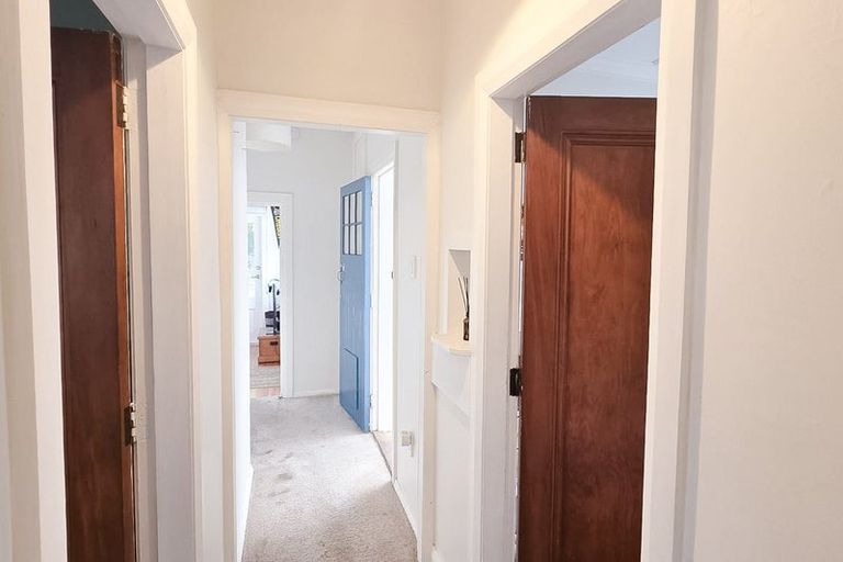 Photo of property in 238 Queens Drive, Lyall Bay, Wellington, 6022