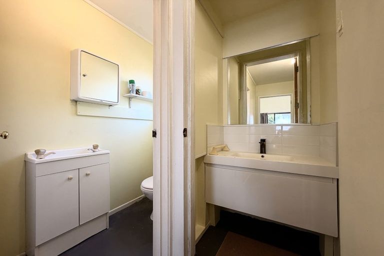 Photo of property in 8 Jillteresa Crescent, Half Moon Bay, Auckland, 2012