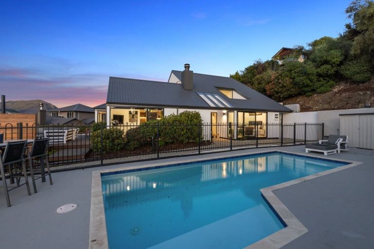 Photo of property in 8 Elizabeth Place, Kelvin Heights, Queenstown, 9300