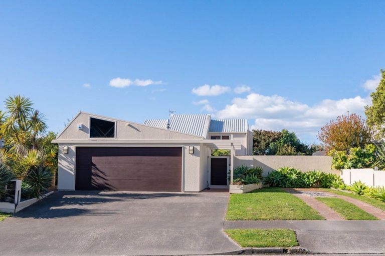 Photo of property in 3 Moana Place, Taradale, Napier, 4112