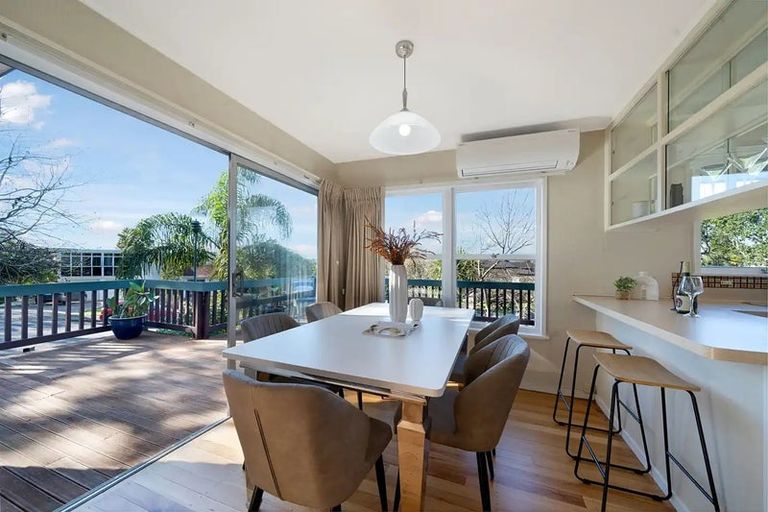 Photo of property in 28 Manhattan Heights, Glendene, Auckland, 0602