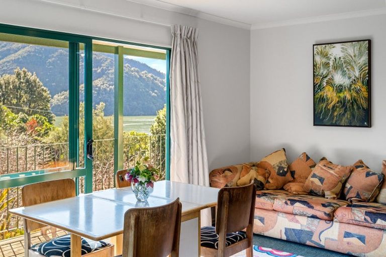 Photo of property in 826 Queen Charlotte Drive, Havelock, Picton, 7281