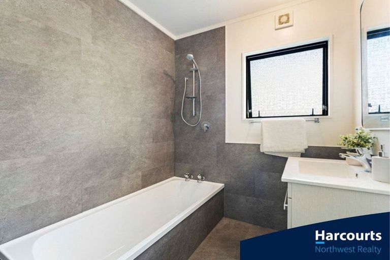 Photo of property in 1/729 Swanson Road, Swanson, Auckland, 0612