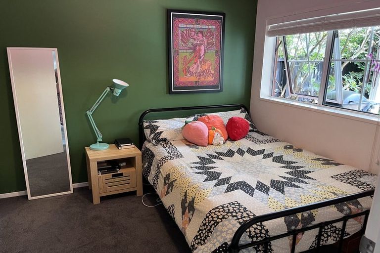 Photo of property in 50 Saint Andrews Square, Strowan, Christchurch, 8052
