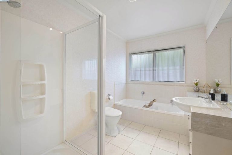 Photo of property in 74 Hillwell Drive, Henderson, Auckland, 0612