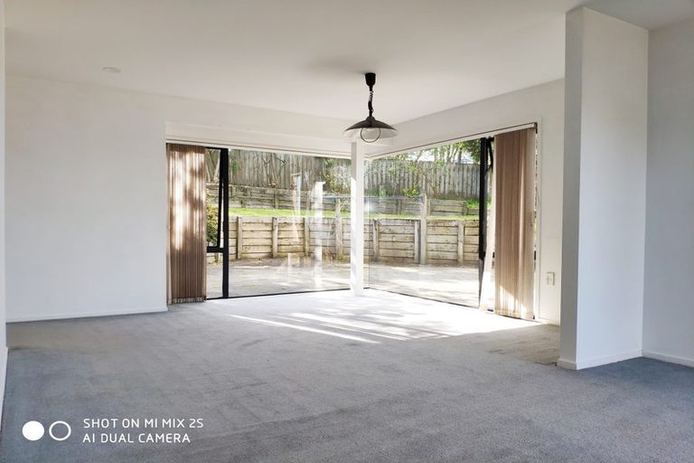 Photo of property in 10 Forsythe Place, Massey, Auckland, 0614