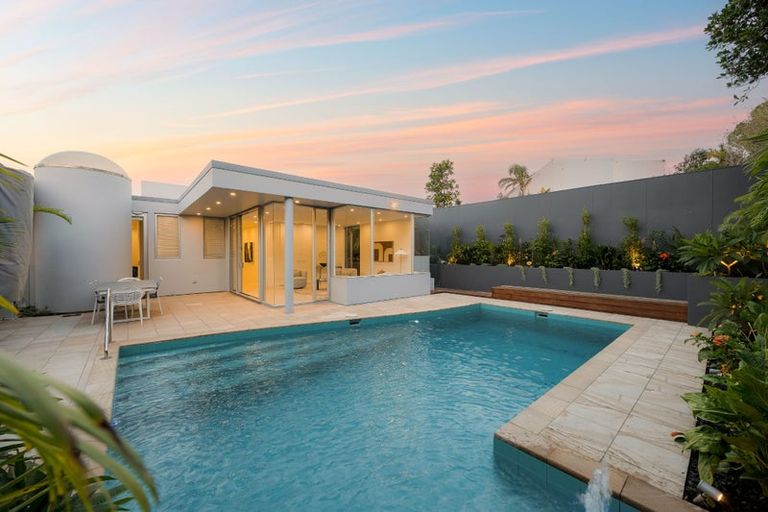 Photo of property in 19 Bournemouth Terrace, Murrays Bay, Auckland, 0630