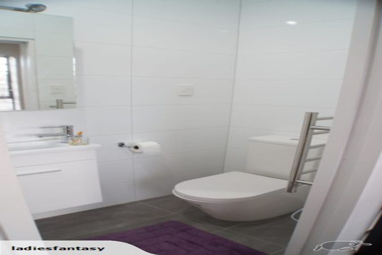 Photo of property in 2/10 Silver Moon Road, Albany Heights, Auckland, 0632