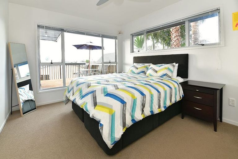 Photo of property in 43 Pohutukawa Avenue, Red Beach, 0932