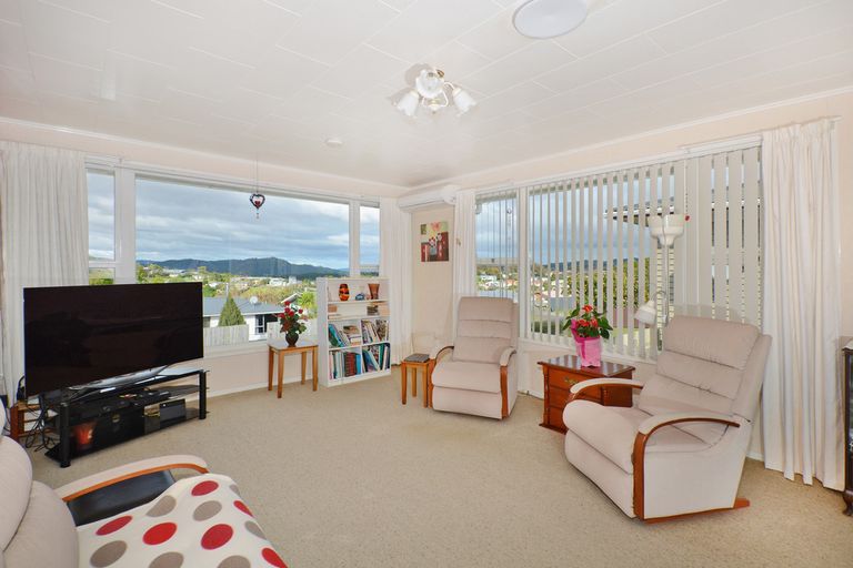 Photo of property in 12 Ogle Crescent, Te Kamo, Whangarei, 0112
