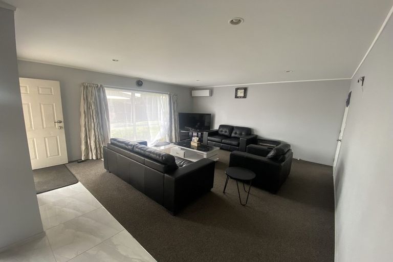 Photo of property in 100 Manuroa Road, Takanini, 2112