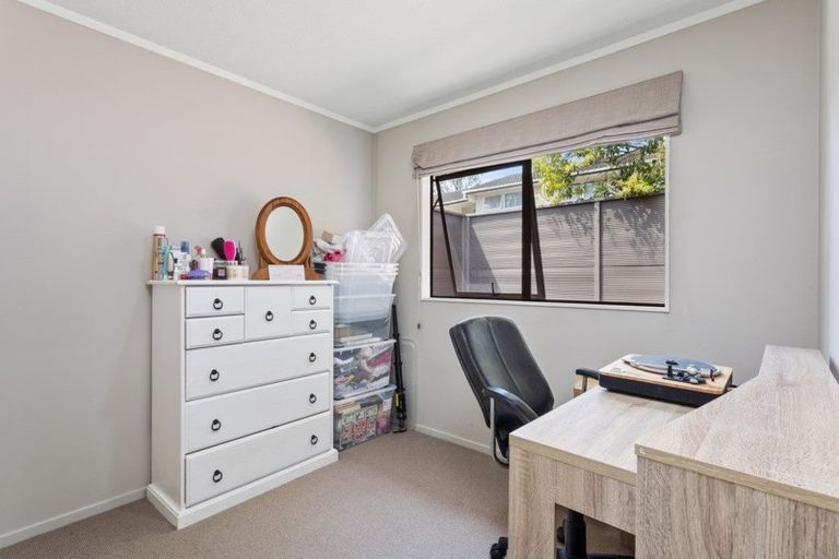 Photo of property in 2/12 Segedin Place, Glenfield, Auckland, 0629