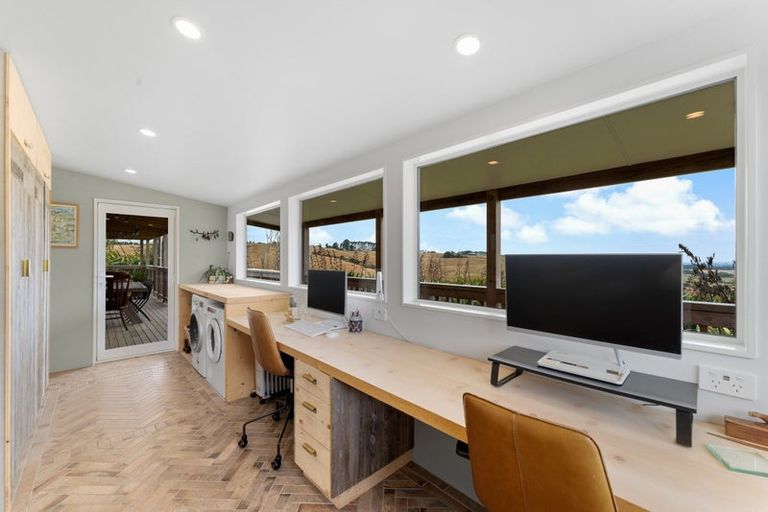 Photo of property in 236 Kiwitahi Road, Helensville, 0875