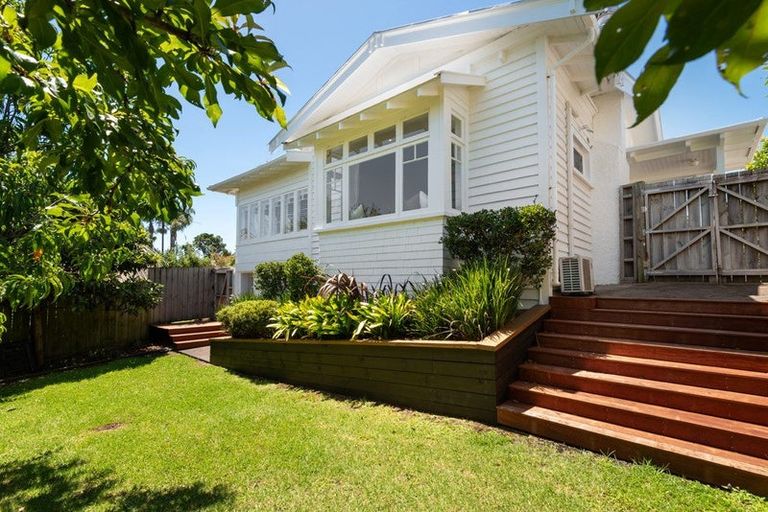 Photo of property in 7a North Avenue, Narrow Neck, Auckland, 0624