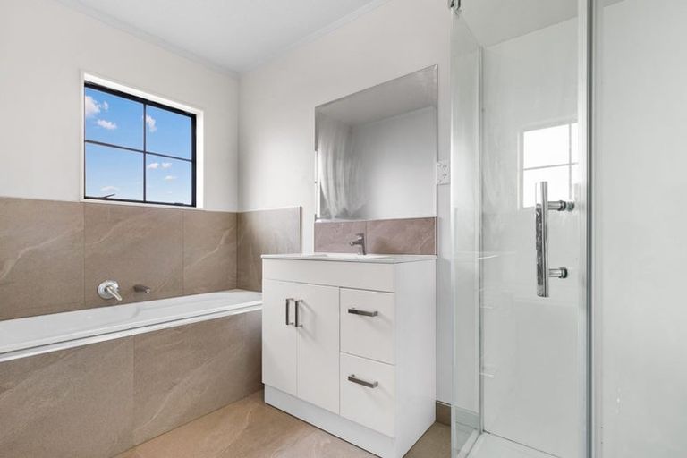 Photo of property in 14 Imperial Place, Henderson, Auckland, 0612