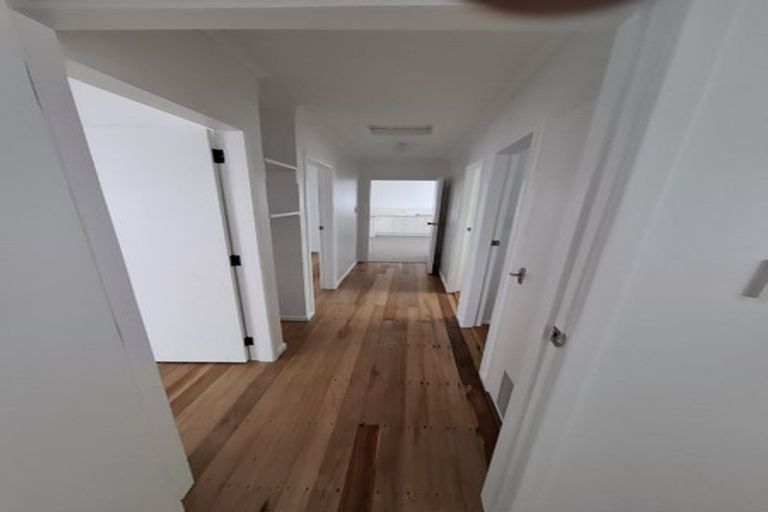 Photo of property in 28 Plumley Crescent, Mangere, Auckland, 2022