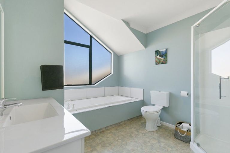 Photo of property in 104 Westchester Drive, Churton Park, Wellington, 6037