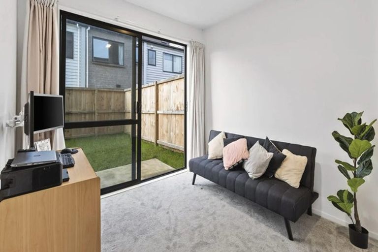 Photo of property in 5 Bloom Crescent, Sunnyvale, Auckland, 0612