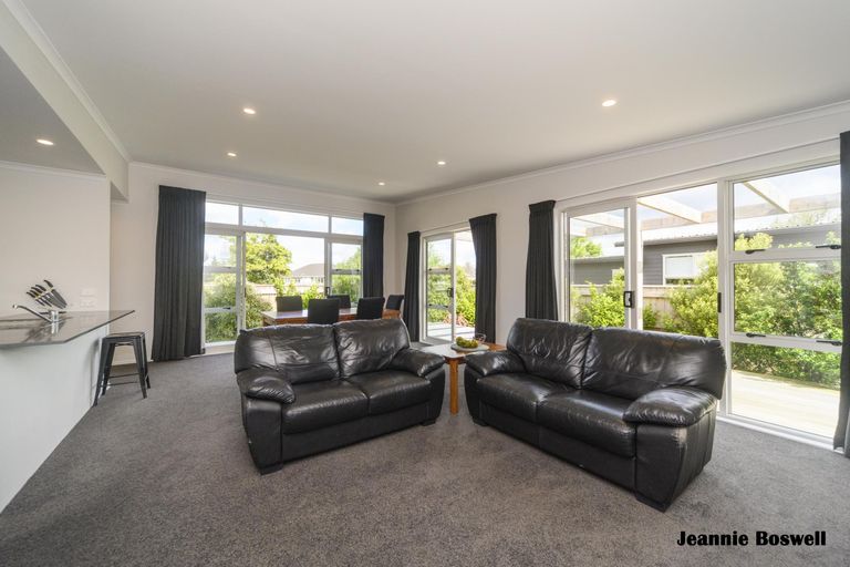 Photo of property in 10 Milton Street, Roslyn, Palmerston North, 4414
