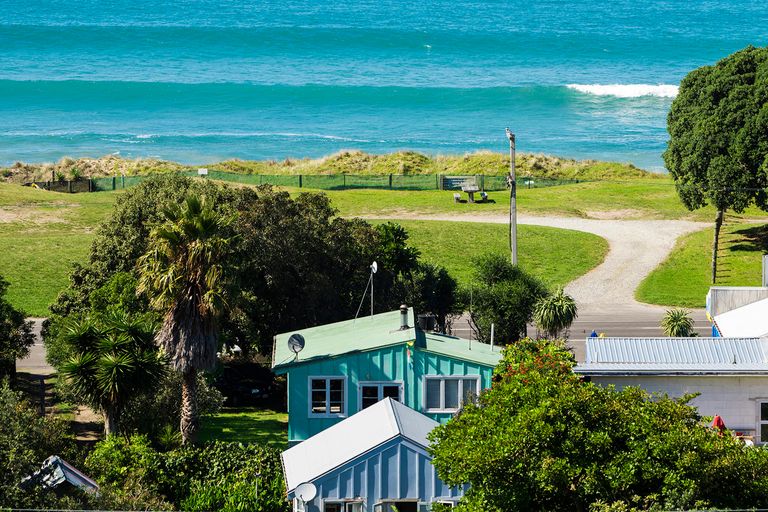 Photo of property in 22 Moana Road, Okitu, Gisborne, 4010
