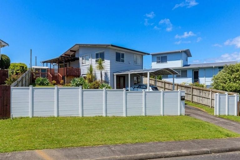 Photo of property in 49 Rosewarne Crescent, Glendene, Auckland, 0602