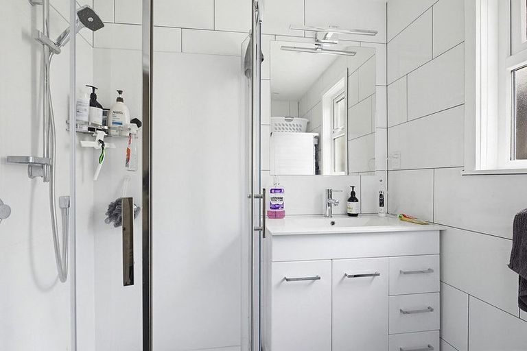 Photo of property in 112b Newlands Road, Newlands, Wellington, 6037