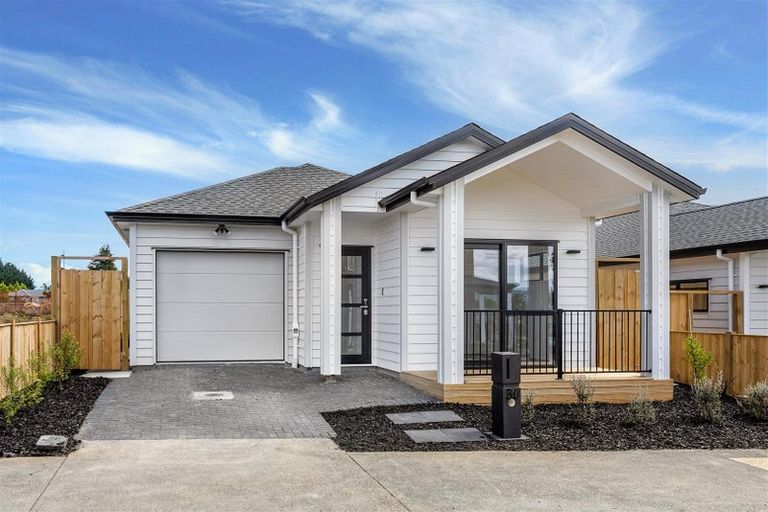 Photo of property in 14 Waimarie Drive, Karaka, 2578