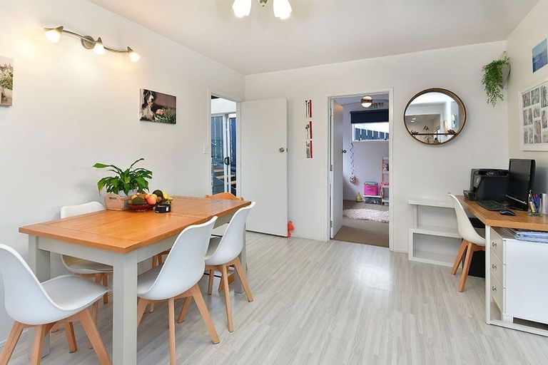 Photo of property in 43 Pohutukawa Avenue, Red Beach, 0932